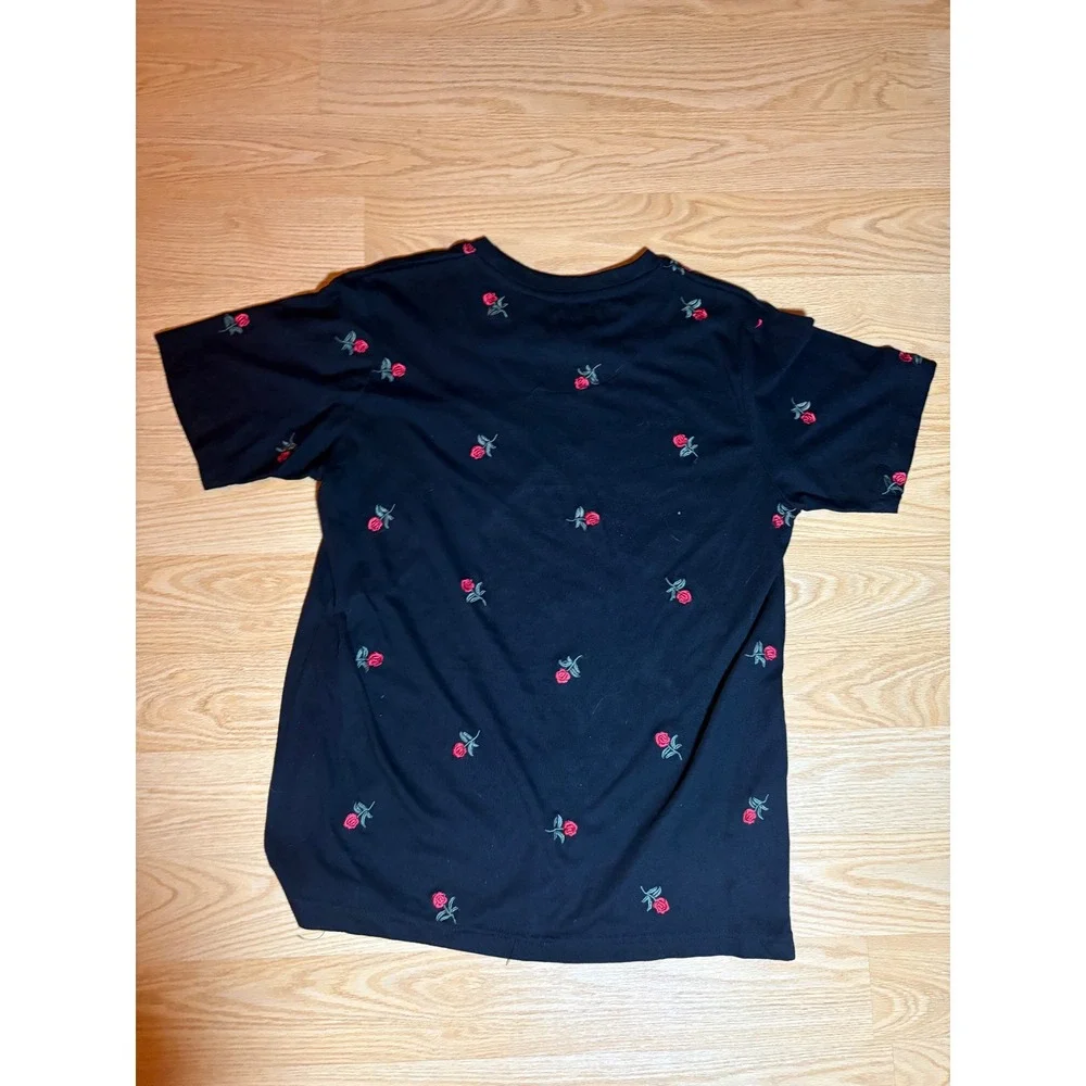 Guess Mens Black Embroidered Rose Tee Floral Short Sleeve T Shirt Size Medium - Picture 6 of 6